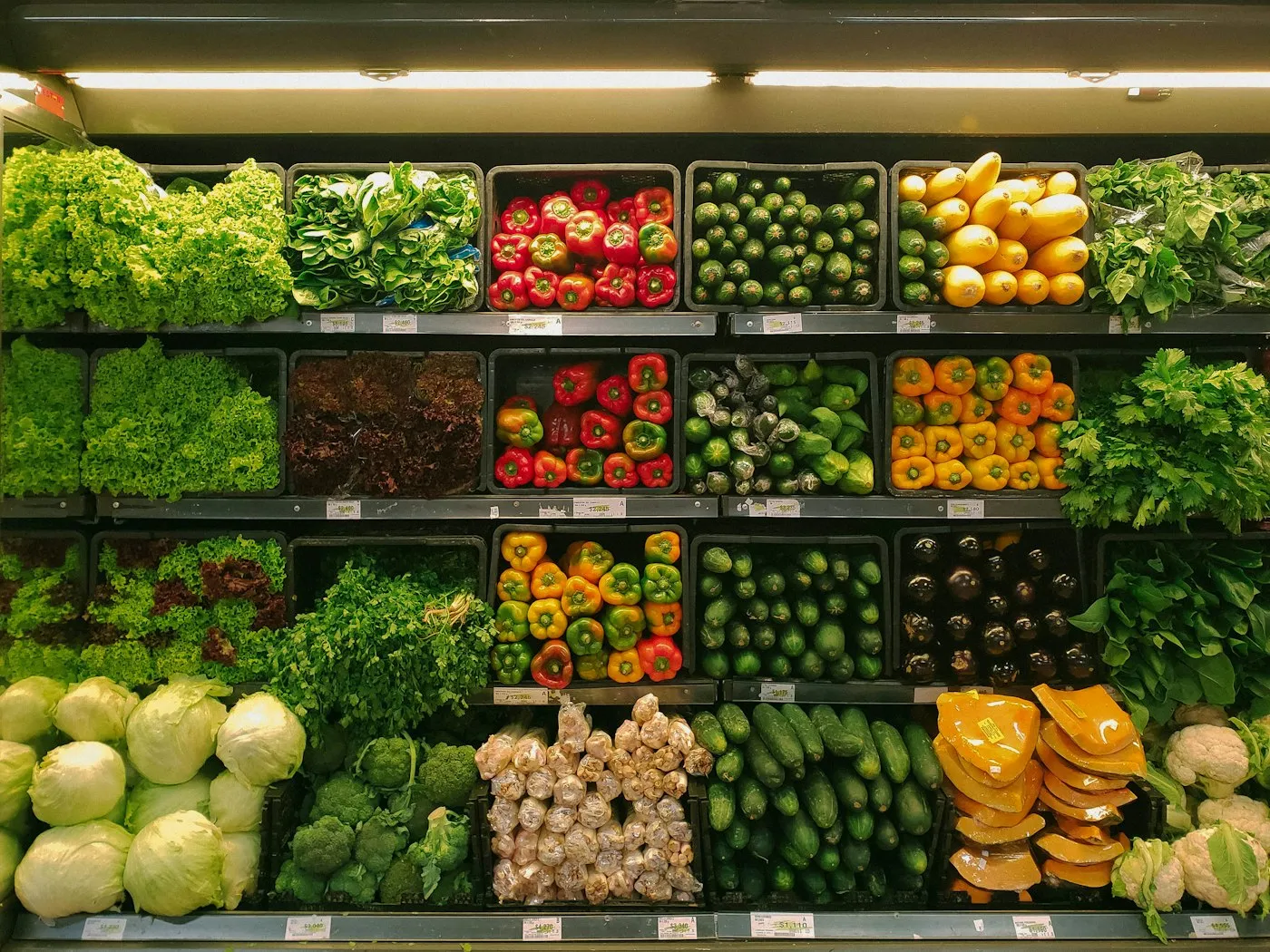 Frisches Obst und Gemüse in einer Markttheke