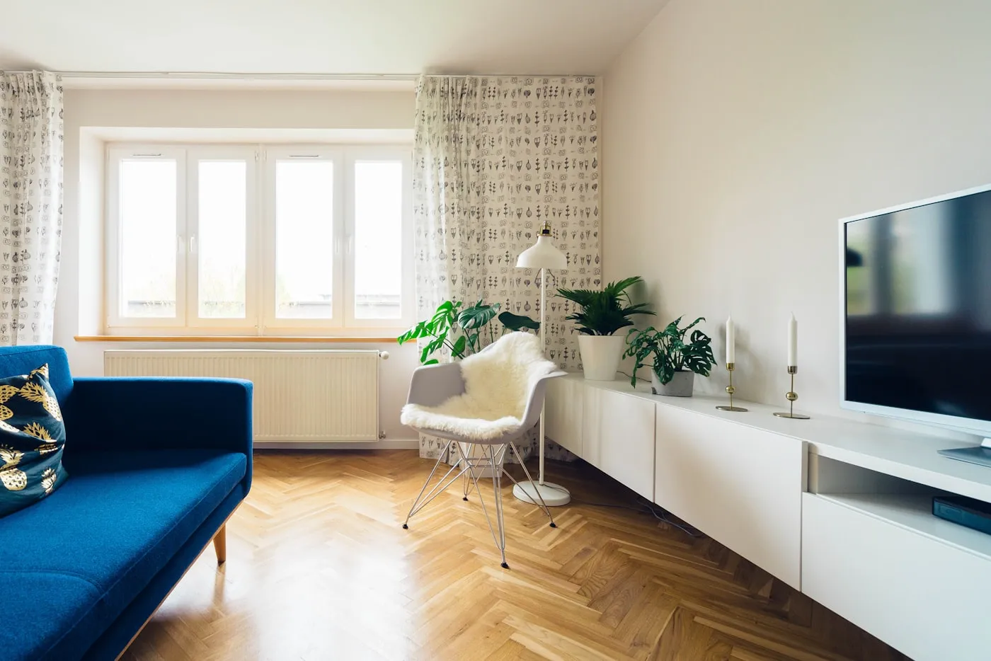 Helles, aufgeräumtes Wohnzimmer mit Sonnenlicht