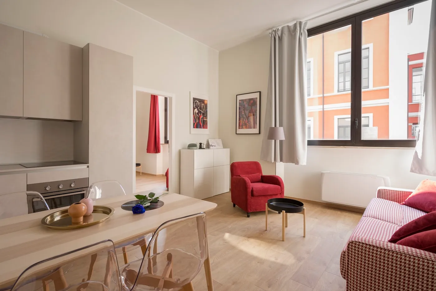 Helles, wohnliches Wohnzimmer mit Sofa und Esstisch
